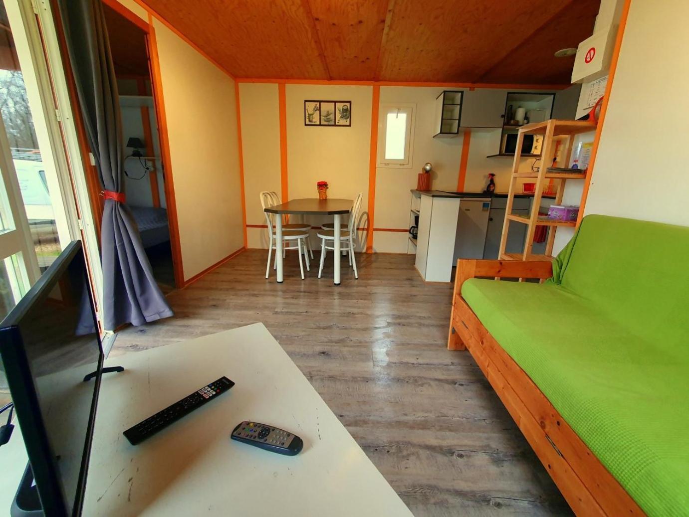 Les Chalets Du Quignon Autry-le-Chatel Exterior photo