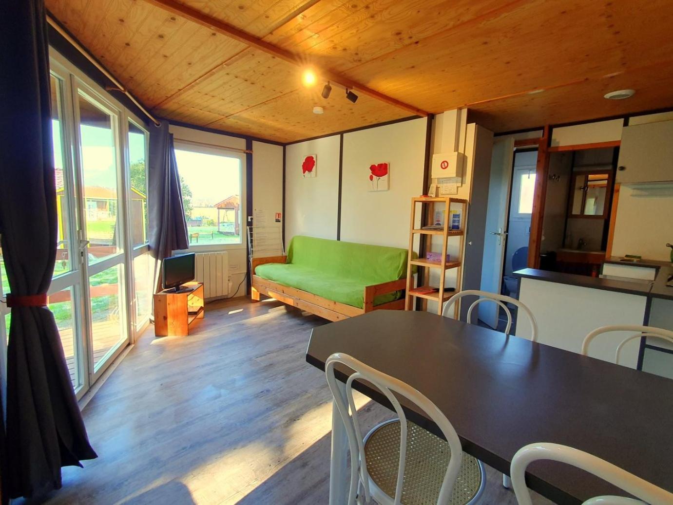 Les Chalets Du Quignon Autry-le-Chatel Exterior photo